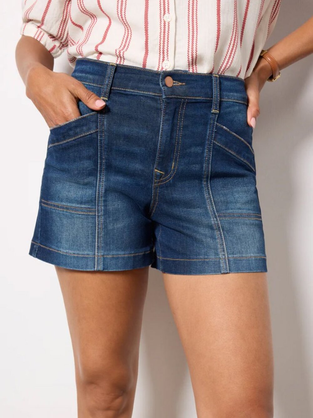 Evereve Ever Seamed Denim Short - Size 28